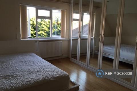 1 bedroom in a house share to rent, Thorpe Lea Road, Egham, TW20