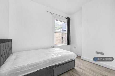 1 bedroom in a house share to rent, Crusoe Road, Tooting, CR4