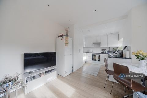 3 bedroom flat to rent, Crowther Avenue, Brentford, TW8