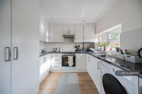 3 bedroom flat to rent, Crowther Avenue, Brentford, TW8