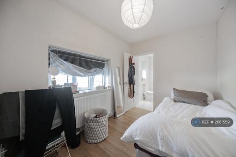 3 bedroom flat to rent, Crowther Avenue, Brentford, TW8