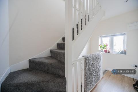 3 bedroom flat to rent, Crowther Avenue, Brentford, TW8