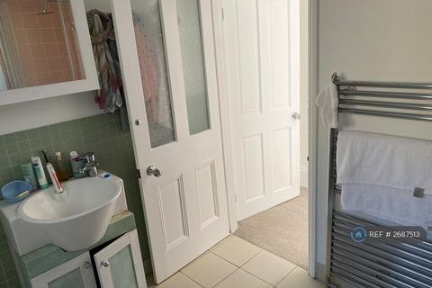 1 bedroom in a house share to rent, Gordon Road, London, W5