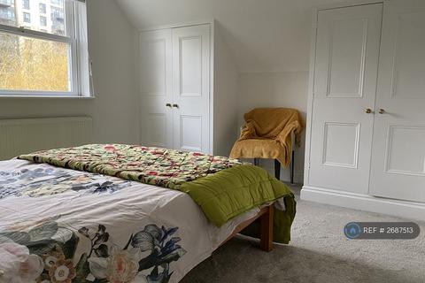 1 bedroom in a house share to rent, Gordon Road, London, W5
