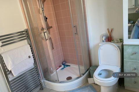 1 bedroom in a house share to rent, Gordon Road, London, W5