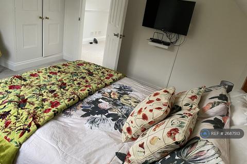 1 bedroom in a house share to rent, Gordon Road, London, W5