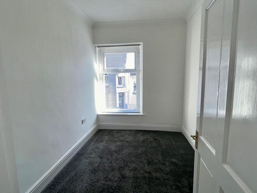 3 bed terraced house to rent St. Teilo Street, Po