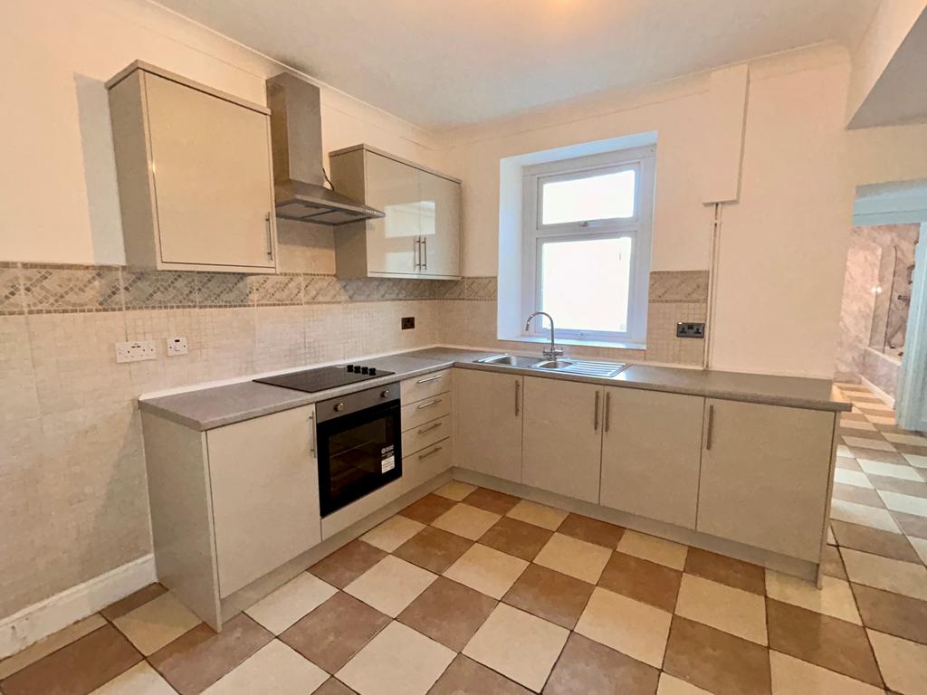 3 bed terraced house to rent St. Teilo Street, Po