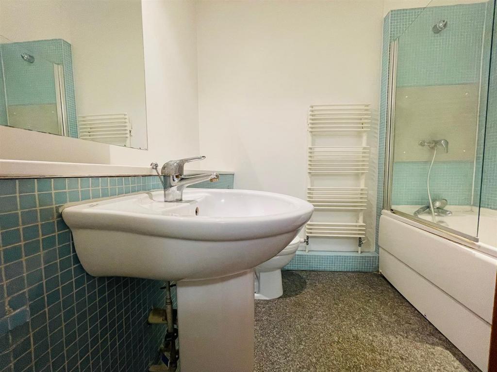 En-Suite Bathroom