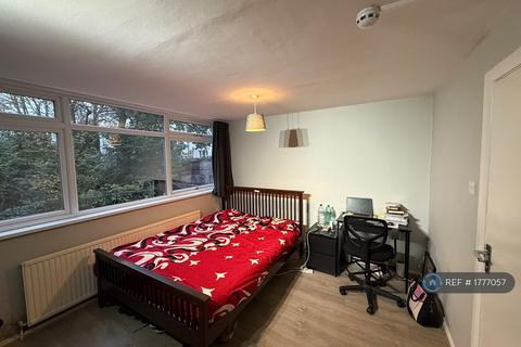 1 bedroom in a house share to rent, Roxeth Hill, London, HA2