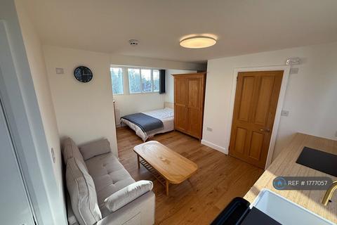 Studio to rent, Roxeth Hill, London, HA2