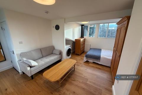 Studio to rent, Roxeth Hill, London, HA2