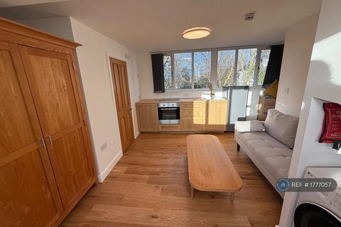 Studio to rent, Roxeth Hill, London, HA2