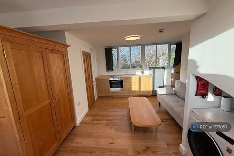Studio to rent, Roxeth Hill, London, HA2