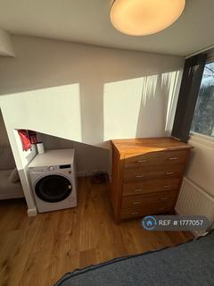 Studio to rent, Roxeth Hill, London, HA2