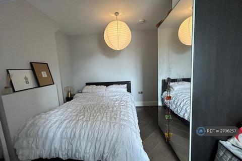 2 bedroom flat to rent, Heath Street, London, NW3