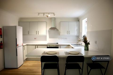 2 bedroom flat to rent, Hadfield Close, Manchester, M14