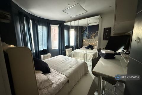 1 bedroom in a house share to rent, Milner Road, Surrey, CR3