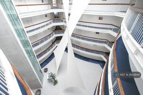 1 bedroom flat to rent, Falcon Wharf, London, SW11