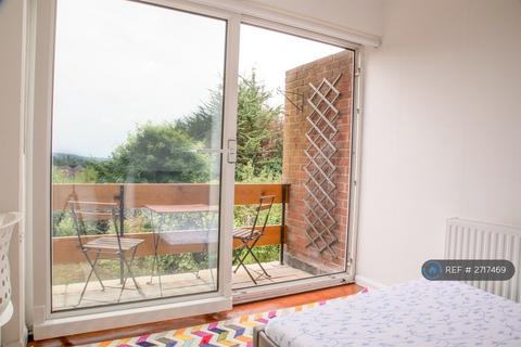 5 bedroom end of terrace house to rent, Greenways, Egham, TW20
