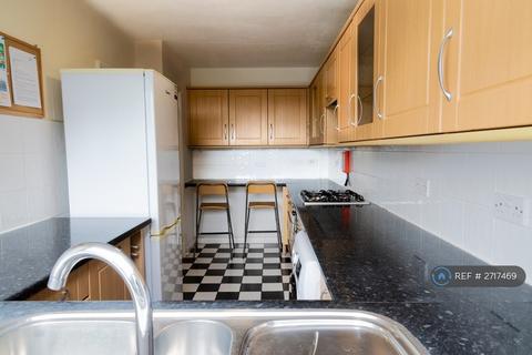 5 bedroom end of terrace house to rent, Greenways, Egham, TW20