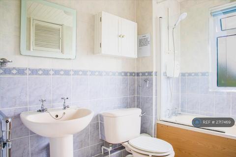 5 bedroom end of terrace house to rent, Greenways, Egham, TW20