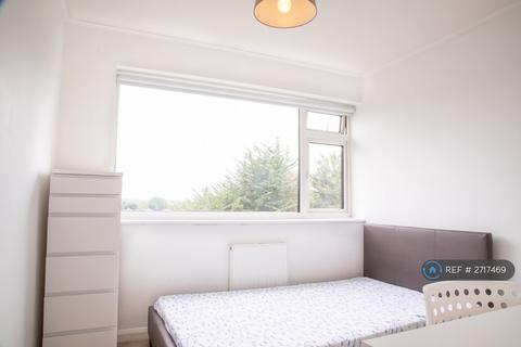 5 bedroom end of terrace house to rent, Greenways, Egham, TW20