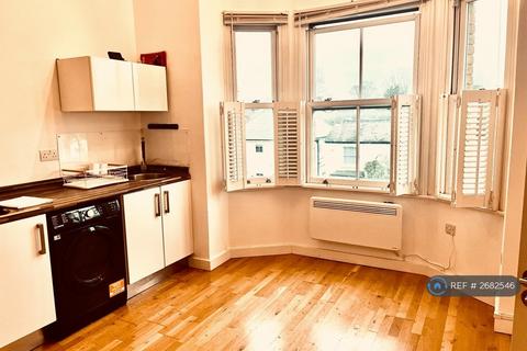 Studio to rent, Princes Road, Weybridge, KT13