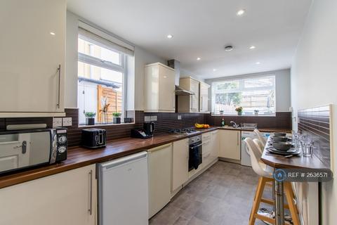 3 bedroom detached house to rent, Eastney Road, Southsea, PO4