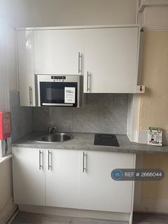 1 bedroom in a house share to rent, Stuart Crescent, London, N22