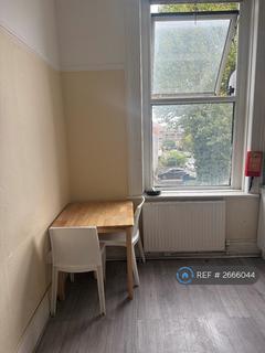 1 bedroom in a house share to rent, Stuart Crescent, London, N22