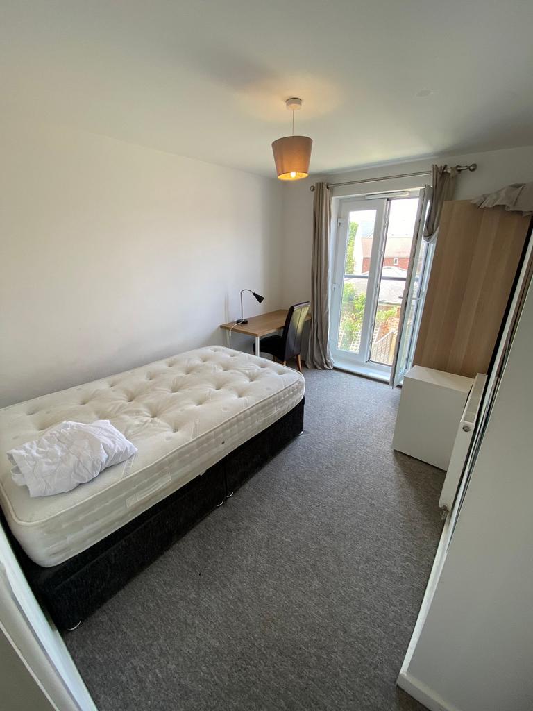 A cozy bedroom featuring a single bed with a ma...