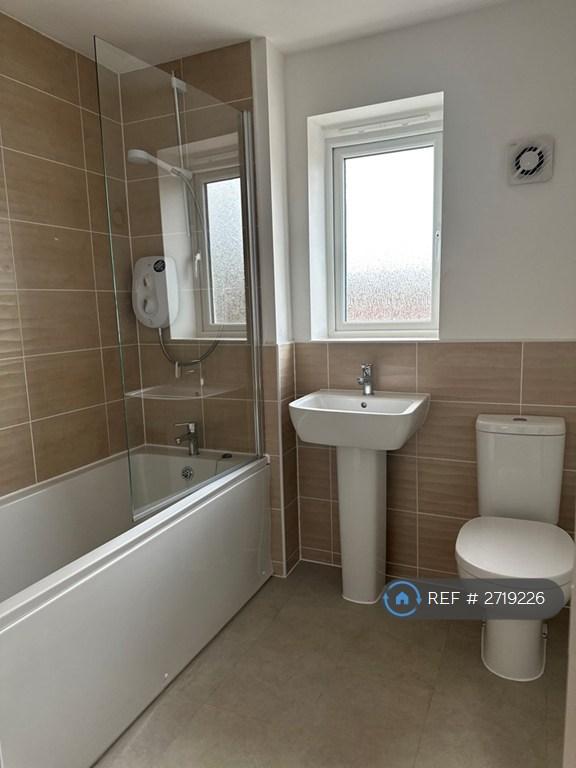 Upstairs Main Bathroom