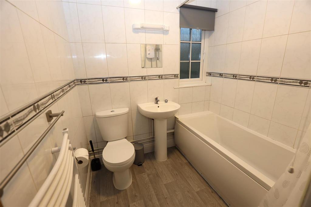 Family bathroom.JPG
