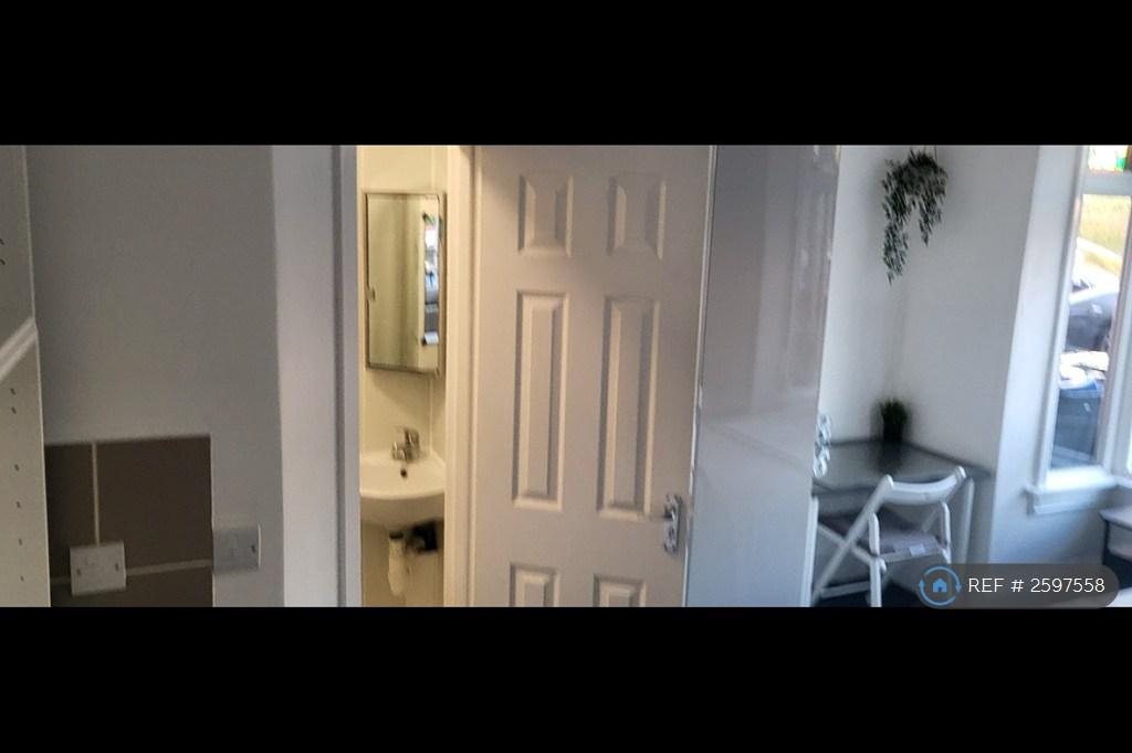 Corner Shower Ensuite