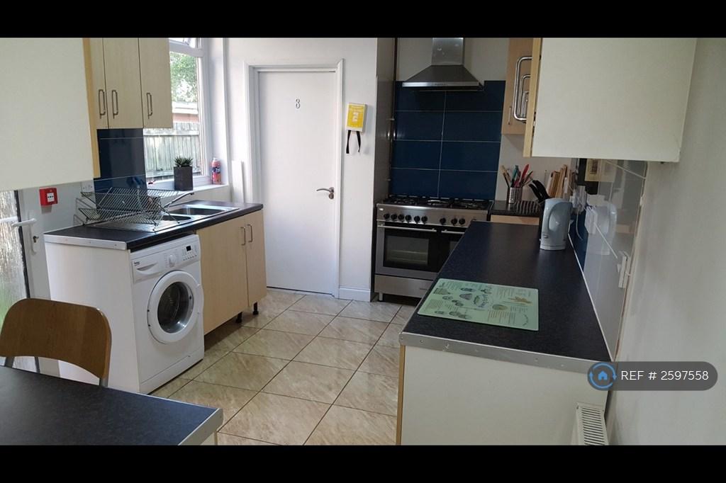 Large Shared Kitchen With Washer/ Dryer