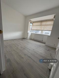 2 bedroom flat to rent, Beech Avenue, Ruislip, HA4