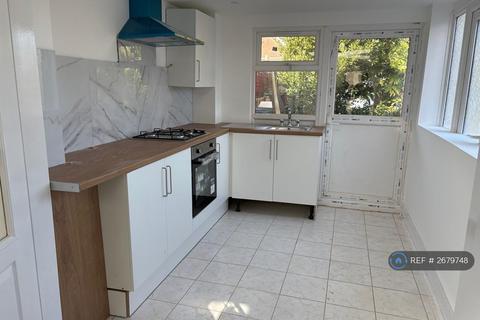 2 bedroom flat to rent, Beech Avenue, Ruislip, HA4