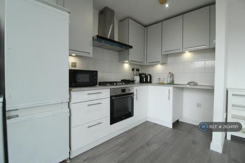1 bedroom in a flat share to rent, Crown Place Apartments, London, SE16