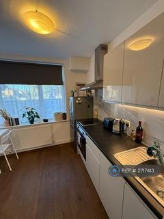 Studio to rent, Ballards Lane, London, N3