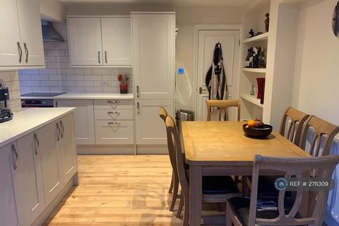 2 bedroom flat to rent, Elspeth Road, London, SW11