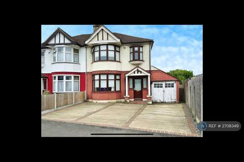 3 bedroom end of terrace house to rent, Keswick Avenue, London, RM11