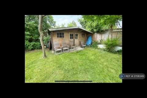3 bedroom end of terrace house to rent, Keswick Avenue, London, RM11