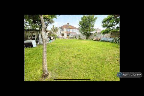 3 bedroom end of terrace house to rent, Keswick Avenue, London, RM11