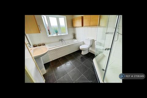 3 bedroom end of terrace house to rent, Keswick Avenue, London, RM11