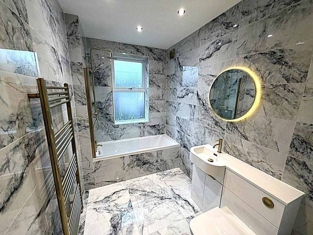 Bathroom 2nd.jpg