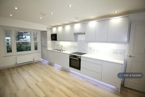 2 bedroom flat to rent, Coningham Mews, London, W12