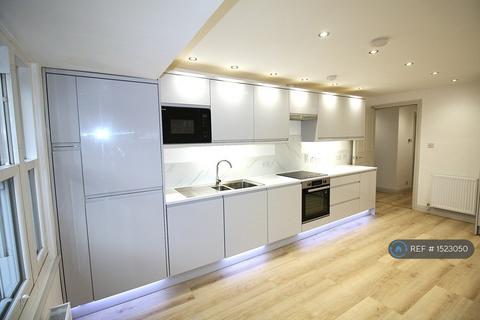 2 bedroom flat to rent, Coningham Mews, London, W12