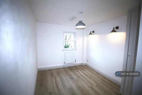 2 bedroom flat to rent, Coningham Mews, London, W12