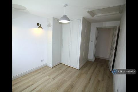 2 bedroom flat to rent, Coningham Mews, London, W12